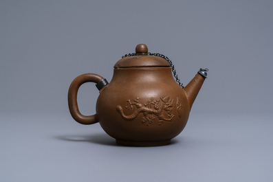 Een Delftse theepot met deksel in rood aardewerk, ca. 1700