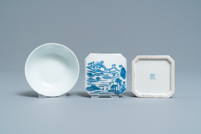 A Chinese blue and white plate, a bowl and a box and cover, Qianlong and Guangxu mark, 19/20th C.