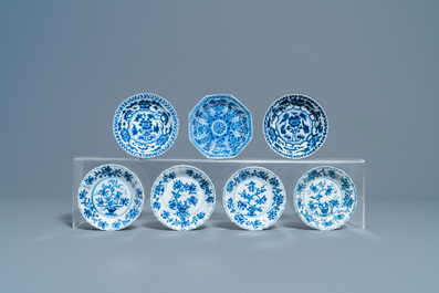Negentien Chinese blauw-witte koppen en eenentwintig schotels, Kangxi en later