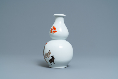 Un vase de forme double gourde en porcelaine de Chine &agrave; d&eacute;cor d'un berger de ch&egrave;vres, marque de Qianlong, R&eacute;publique