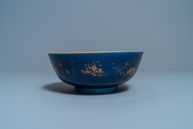 Drie Chinese monochrome blauwe kommen met verguld decor, Kangxi