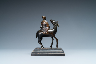 Un br&ucirc;le-parfum figurant un lettr&eacute; sur cerf en bronze, Chine, d&eacute;but de la dynastie Qing