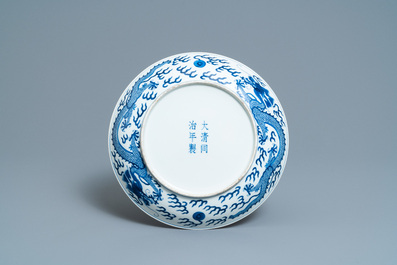 Un plat en porcelaine de Chine en bleu et blanc &agrave; d&eacute;cor d'un dragon, marque et &eacute;poque de Tongzhi