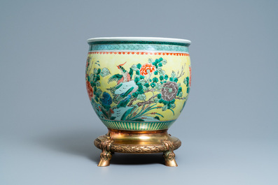 A Chinese famille verte jardini&egrave;re on a dated gilt bronze foot, 19/20th C.