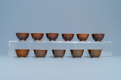 31 Chinese capucine brown-ground saucers and 22 cups, Kangxi/Qianlong