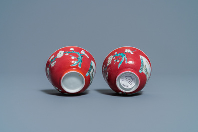 Une paire de tasses et soucoupes en porcelaine de Chine famille rose &agrave; fond rouge de rubis, Yongzheng