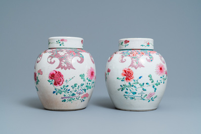 Une paire de pots couverts en porcelaine de Chine famille rose &agrave; d&eacute;cor floral, Qianlong