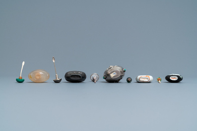 Vijf Chinese snuifflessen in agaat, porselein en zilver, 19/20e eeuw