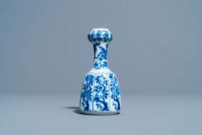 Un petit vase ou base de narguil&eacute; miniature en porcelaine de Chine en bleu et blanc, Kangxi