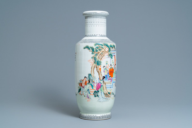 Un vase de forme rouleau en porcelaine de Chine famille rose, 20&egrave;me