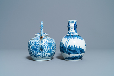 Een collectie Chinese en Japanse blauw-witte koppen en schotels en twee kannen, Wanli en later