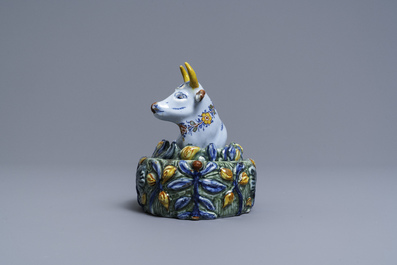 Un beurrier en fa&iuml;ence de Delft polychrome en forme de vache, 18&egrave;me