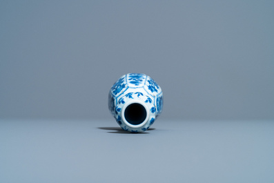Een Chinees blauw-wit vaasje of hookah basis, Kangxi