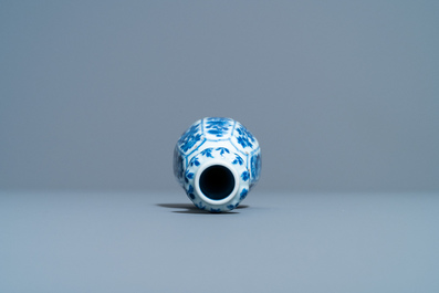 Un petit vase ou base de narguil&eacute; miniature en porcelaine de Chine en bleu et blanc, Kangxi