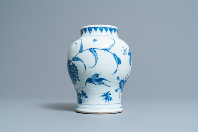 Un vase en porcelaine de Chine en bleu et blanc &agrave; d&eacute;cor d'oiseaux, &eacute;poque Transition