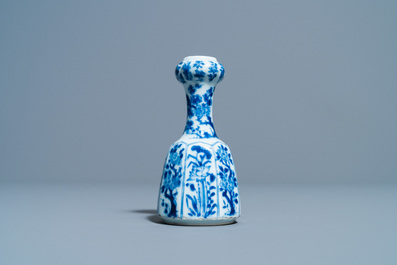 Un petit vase ou base de narguil&eacute; miniature en porcelaine de Chine en bleu et blanc, Kangxi