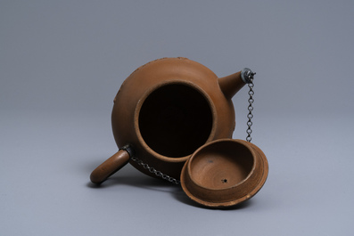 Een Delftse theepot met deksel in rood aardewerk, ca. 1700