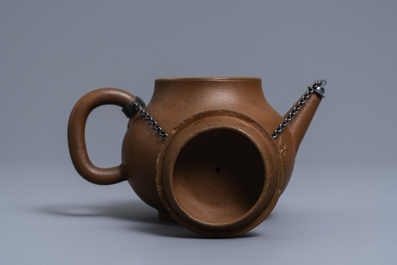 Een Delftse theepot met deksel in rood aardewerk, ca. 1700