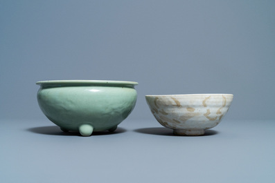 Een Chinese Swatow pot, een kom en een celadon wierookbrander, Ming en later