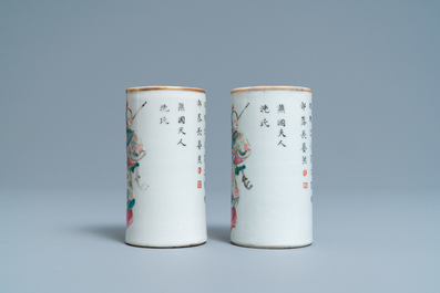 Une paire de pots &agrave; pinceaux en porcelaine de Chine famille rose &agrave; d&eacute;cor 'Wu Shuang Pu', marque et &eacute;poque de Daoguang