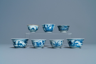 Dix-huit soucoupes, sept tasses, deux plats et une bo&icirc;te &agrave; th&eacute; en porcelaine de Chine en bleu et blanc, Kangxi/Qianlong
