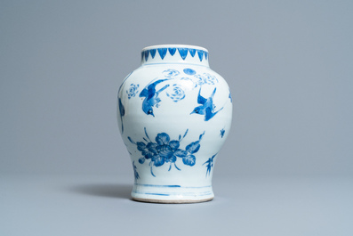 Un vase en porcelaine de Chine en bleu et blanc &agrave; d&eacute;cor d'oiseaux, &eacute;poque Transition