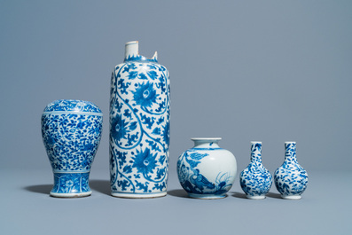 Cinq vases en porcelaine de Chine en bleu et blanc, Kangxi et apr&egrave;s