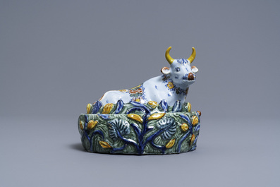 Un beurrier en fa&iuml;ence de Delft polychrome en forme de vache, 18&egrave;me