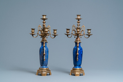 Une paire de vases en porcelaine de Chine &agrave; fond bleu mont&eacute;s en candelabres en bronze, Kangxi et 19&egrave;me