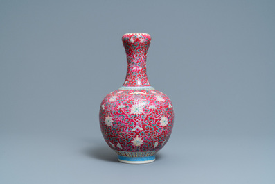 Een Chinese famille rose vaas met robijnrode fondkleur, Qianlong merk, 19/20e eeuw