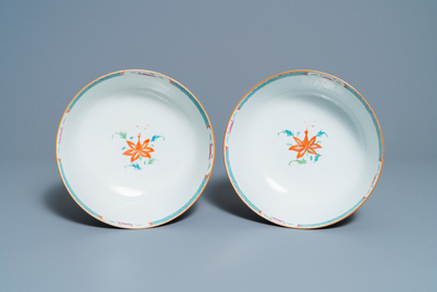 Une paire de bols en porcelaine de Chine famille rose, Qianlong