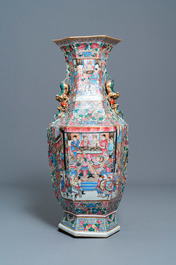 Un grand vase de forme hexagonale en porcelaine de Chine famille rose, 19&egrave;me
