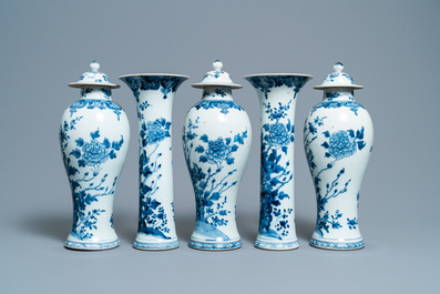 Een Chinees vijfdelig blauw-wit kaststel met floraal decor, Qianlong