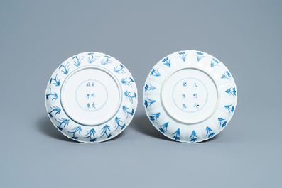 Deux assiettes en porcelaine de Chine en bleu et blanc, marque de Chenghua, Kangxi