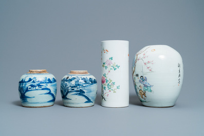 Een paar Chinese blauw-witte potten, een famille rose hoedensteun en een gemberpot, 18/19e eeuw