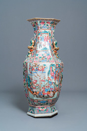 Een grote Chinese hexagonale famille rose vaas, 19e eeuw