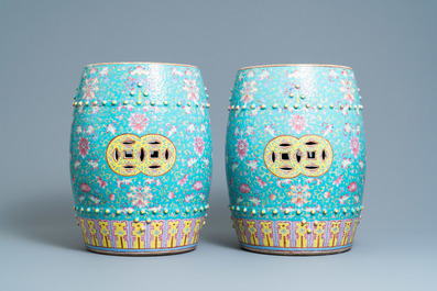 Une paire de tabourets en porcelaine de Chine famille rose sur fond turquoise, 19&egrave;me