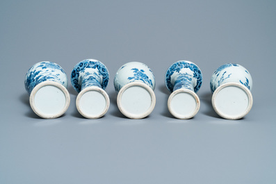 Une garniture de cinq vases en porcelaine de Chine en bleu et blanc &agrave; d&eacute;cor floral, Qianlong