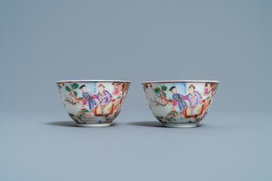 Een paar fijne Chinese famille rose koppen en schotels met mandarijns decor, Qianlong