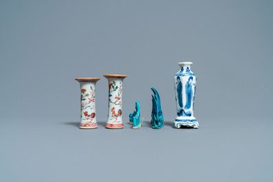 Trois vases en porcelaine de Chine famille rose et en bleu et blanc et deux repose-pinceaux en turquoise, Kangxi/Qianlong