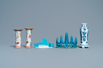 Trois vases en porcelaine de Chine famille rose et en bleu et blanc et deux repose-pinceaux en turquoise, Kangxi/Qianlong