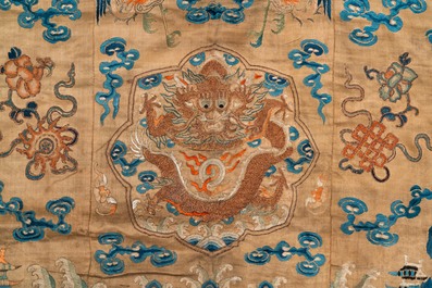 Een Chinees geborduurd zijden fragment van een 'Jiangyi' tao&iuml;stisch priesterkleed, 18/19e eeuw