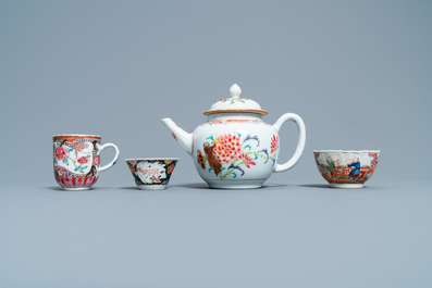 Une th&eacute;i&egrave;re en porcelaine de Chine famille rose et trois tasses et soucoupes, Yongzheng/Qianlong
