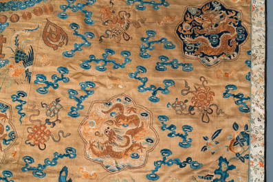 Een Chinees geborduurd zijden fragment van een 'Jiangyi' tao&iuml;stisch priesterkleed, 18/19e eeuw