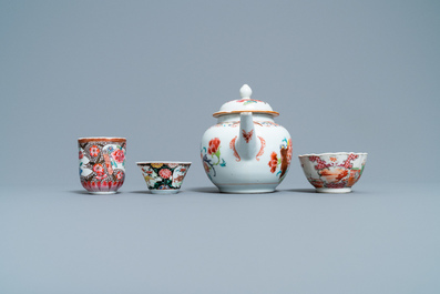 Een Chinese famille rose theepot en drie koppen en schotels, Yongzheng/Qianlong