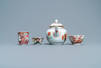 Une th&eacute;i&egrave;re en porcelaine de Chine famille rose et trois tasses et soucoupes, Yongzheng/Qianlong