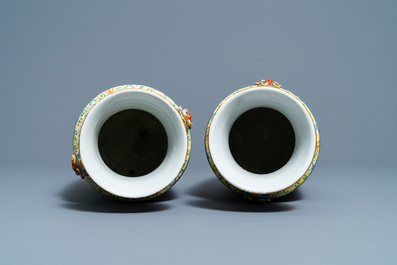Trois paires de vases en porcelaine de Chine famille rose, verte et &agrave; fond craquel&eacute;, Chine, 19&egrave;me