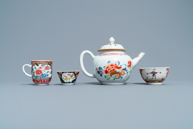 Une th&eacute;i&egrave;re en porcelaine de Chine famille rose et trois tasses et soucoupes, Yongzheng/Qianlong