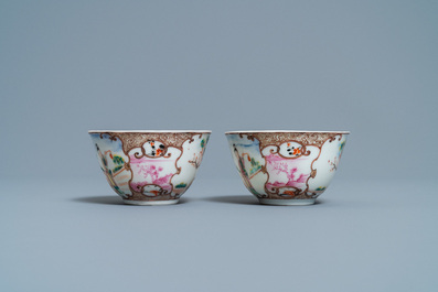 Une paire de tasses et soucoupes en porcelaine de Chine famille rose &agrave; d&eacute;cor mandarin, Qianlong