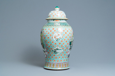 Un grand vase couvert en porcelaine de Chine famille verte, 19&egrave;me